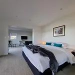 Fabulous Castor Bay 1 Bedroom With Views And Skytv